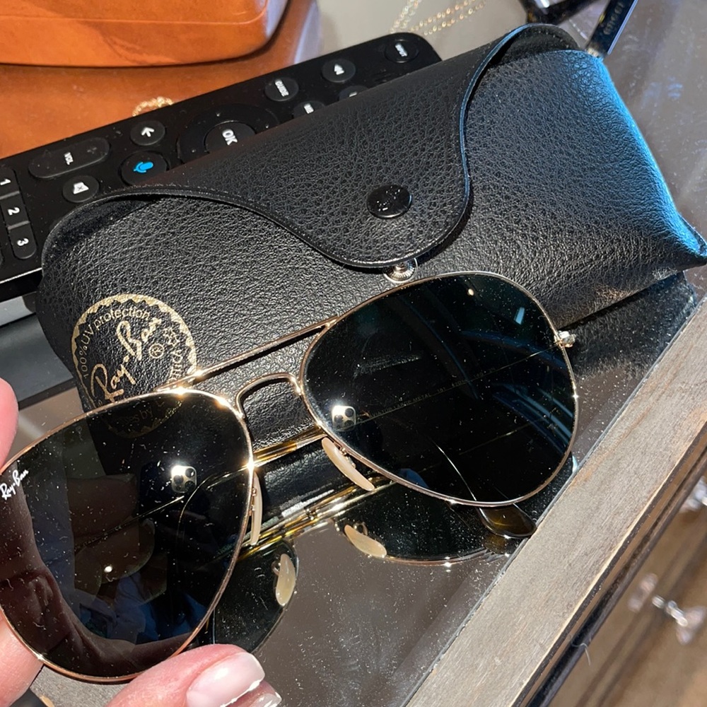 OVERSIZED BLACK AND GOLD RAYBAN AVIATORS